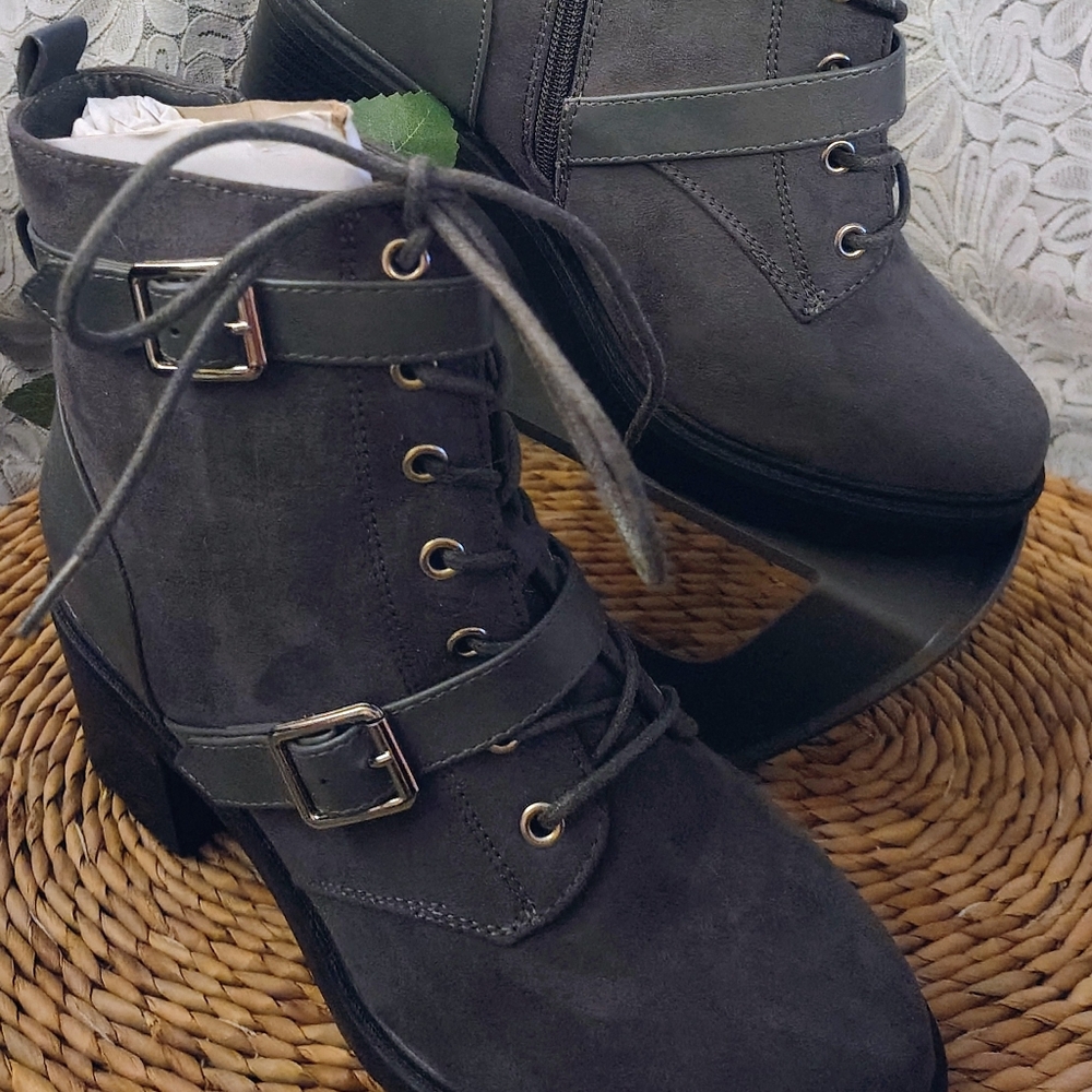 Gray Women's Ankle Boots - Picture 1 of 3